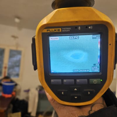 מד חום תרמי מציג טמפרטורה בחדר