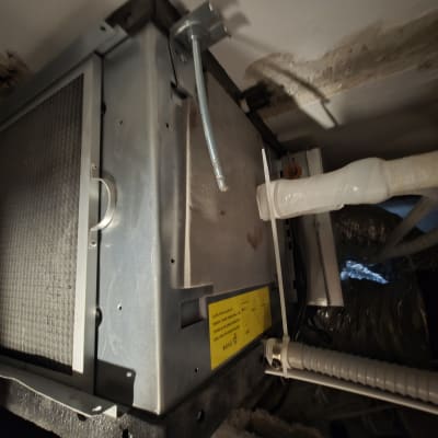 יחידת מיזוג אוויר מותקנת בתקרה עם צינורות