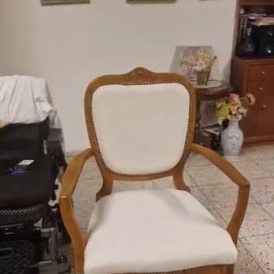 כיסא מרופד עם מסגרת עץ בחדר מגורים