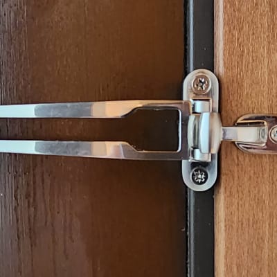 מנעול דלת מתכת על דלת עץ