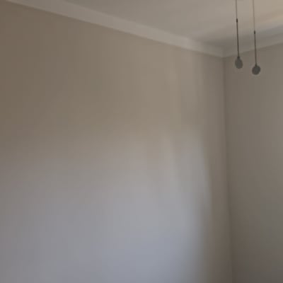 קיר צבוע עם חלון בצד ימין