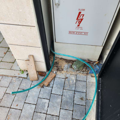 ארון חשמל עם כבלים ירוקים חשופים