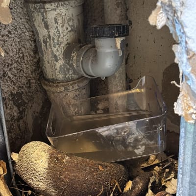 צינור מתכת ישן עם חיבורים ופסולת סביבו