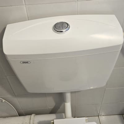 מיכל הדחה ושירותים בחדר אמבטיה