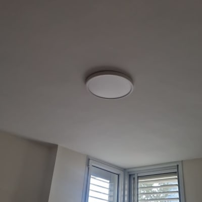 תאורה תקרה בחדר עם חלונות