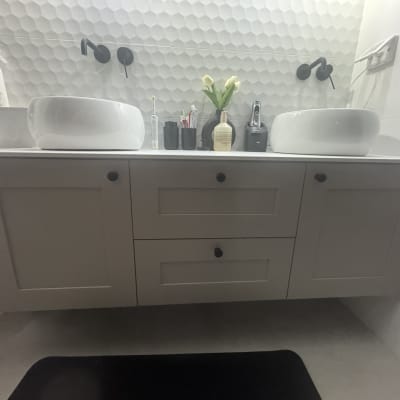 ארון אמבטיה עם כיורים וכלים סניטריים