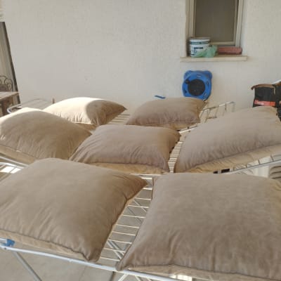 כריות ספה מתייבשות על מתלה כביסה בחוץ
