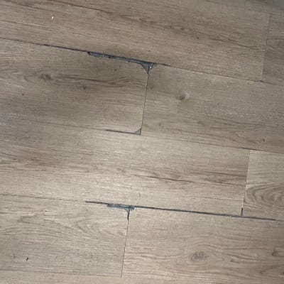 רצפת פרקט עם סדקים ותקלות נראות לעין