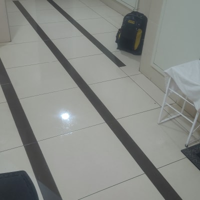 תיק כלים שחור צהוב על רצפה לבנה