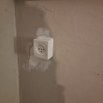 שקע חשמל לבן מותקן על קיר