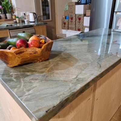 משטח שיש ירוק עם קווים עדינים במטבח