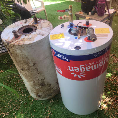 דוד שמש ישן וחדש עם חיבורים וצינורות