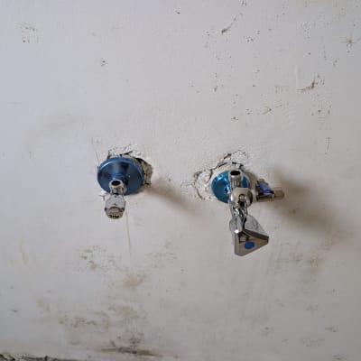 שני ברזים מותקנים על קיר לבן