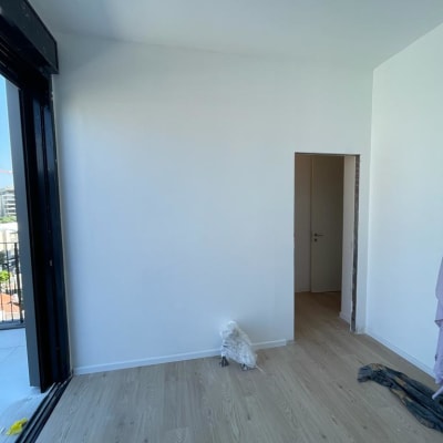 קיר גבס לבן עם רצפת עץ בהירה