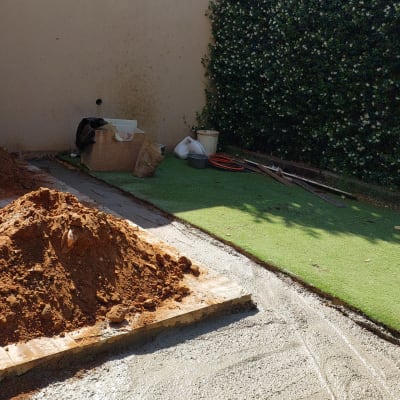 עבודות בטון ועפר בחצר עם דשא סינתטי