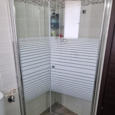 מקלחון זכוכית עם דלתות הזזה ואריחים מעוצבים