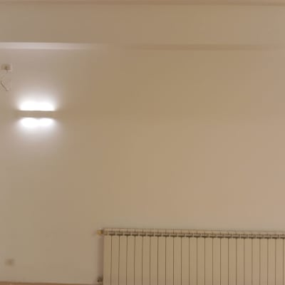 קיר צבוע עם תאורה ורדיאטור