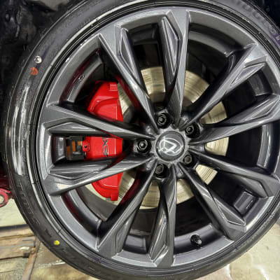 גלגל רכב עם בלם אדום ועיצוב מתכת מבריק