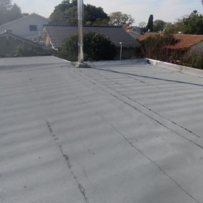 גג אטום עם יריעות ביטומניות ואיטום סביב צינור