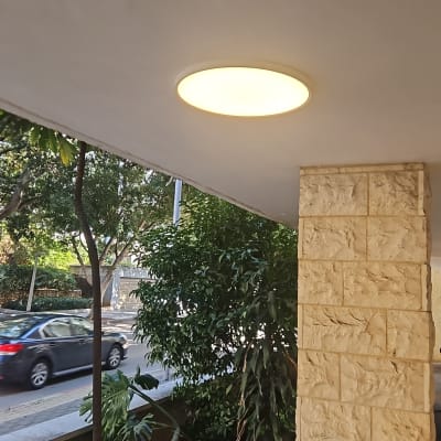 תאורה עגולה מותקנת בתקרה מוארת