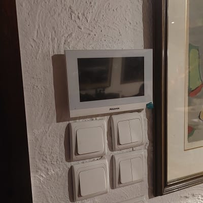 מסך אינטרקום על קיר עם מתגים