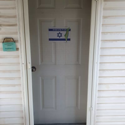 דלת אלומיניום עם ידית מתכת