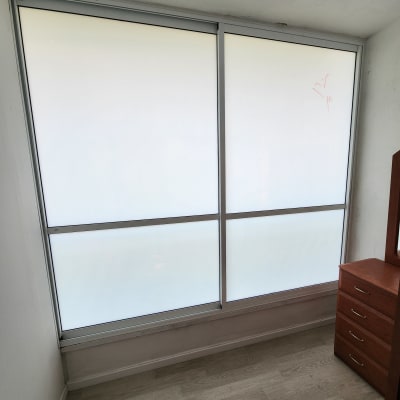 חלון עם מסגרת אלומיניום וחלונות חלביים