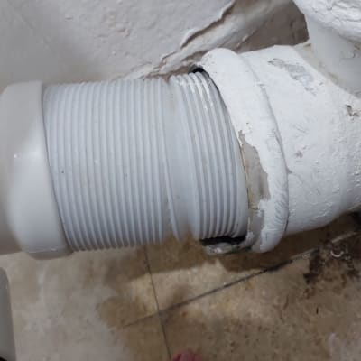 צינור פלסטיק מחובר לקיר עם חיבורים
