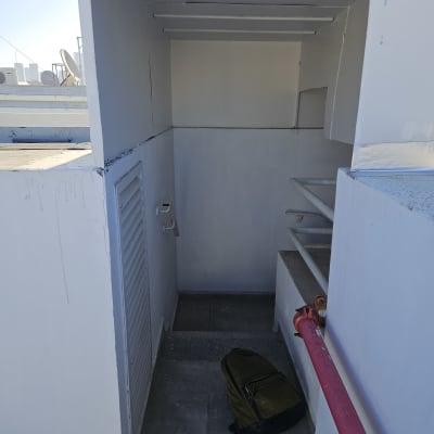 צינור אדום ותיק ירוק באזור תחום