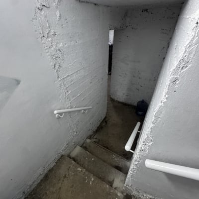 מדרגות בטון עם מעקה לבן