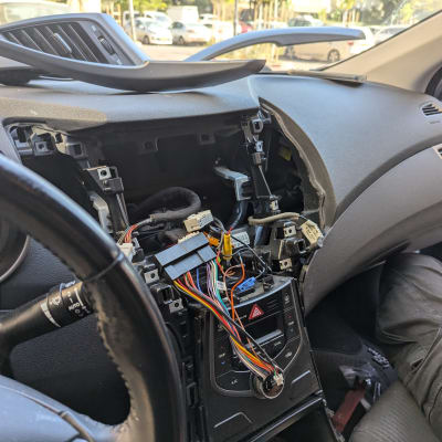 פאנל רכב מפורק עם חוטים חשמליים חשופים