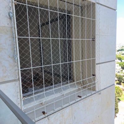 רשת הגנה על חלון למניעת כניסת יונים