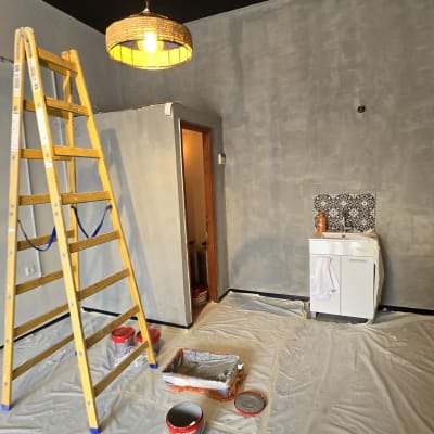 סולם צהוב, פחיות צבע, יריעת כיסוי על הרצפה