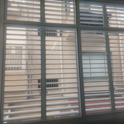 תריסי אלומיניום על חלון גדול עם מסגרת מתכתית