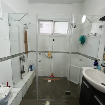 מקלחת עם דלת זכוכית וכלים לניקוי