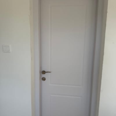 דלת לבנה עם ידית מתכת