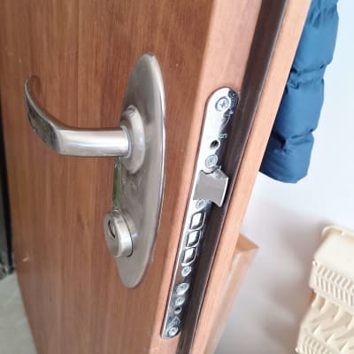 מנעול דלת עם ידית מתכת
