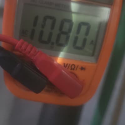 מד אמפר מציג קריאה של 10.80 אמפר