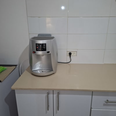 מכונת קפה על משטח מטבח עם אריחים לבנים