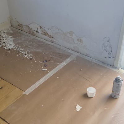 קיר עם סימני רטיבות ותיקון צבע