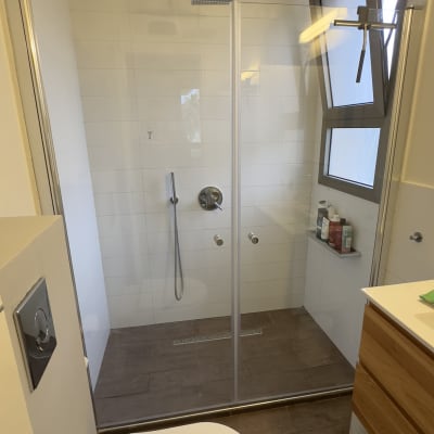 מקלחת עם ראש גשם, מדף עם מוצרי רחצה