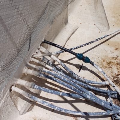 צינורות מחוברים לקיר עם רשת, עבודה בתחום האינסטלציה