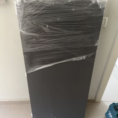 דלת עטופה בניילון מונחת על הרצפה