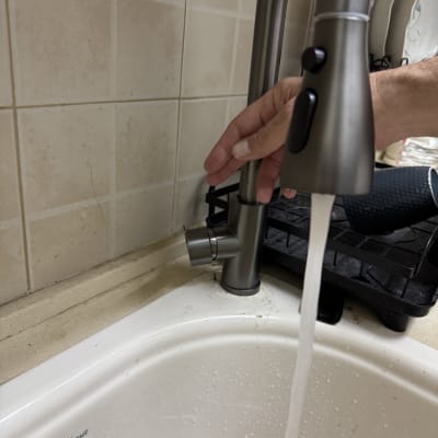 ברז נירוסטה עם מים זורמים בכיור מטבח