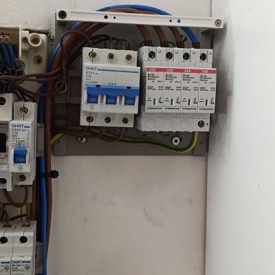 לוח חשמל עם מפסקים וחוטים חשמליים