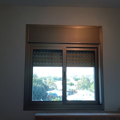 תריסים חומים סגורים בחלון זכוכית כפולה