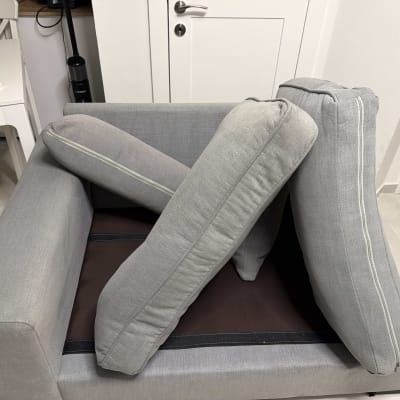 כריות ספה מונחות על ספה אפורה