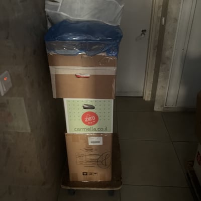 ארגזים על עגלה במסדרון צר