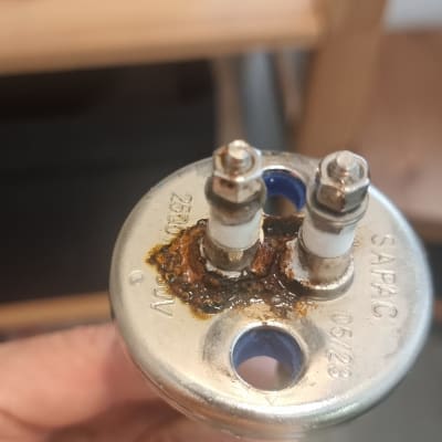 גוף חימום עם חלודה, חלק ממערכת חימום מים