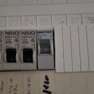 מפסקי חשמל בלוח חשמל עם כיתוב בעברית